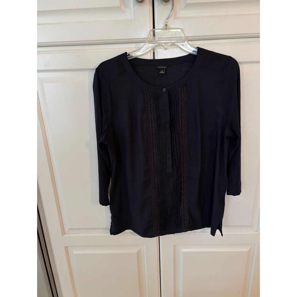 Ann Taylor Navy Blue Crochet Lace Pintuck Pleated 3/4 Sleeve Blouse Top Medium